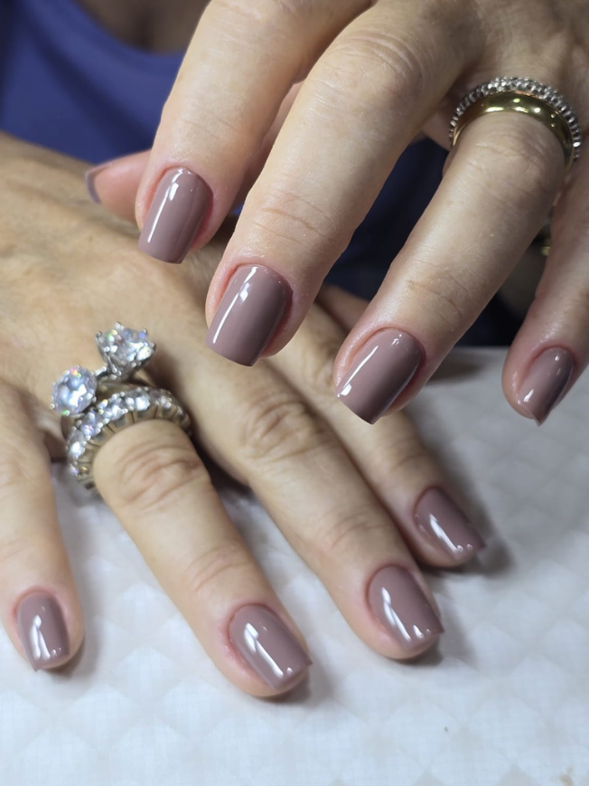 Esmaltação em gel com acabamento delicado em Barrinha-SP